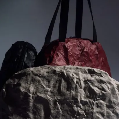 XL Extralight and Nichetto Studio Unveil Sustainable Airstone Tote at Milan Design Week