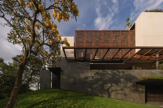 O16: Tropical Seclusion, a Modern Dwelling Harmonizing with Nature
