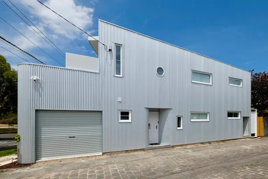 Architectural Poetics at the Bend: A Triangular Corner Residence Reimagined Through Old and New