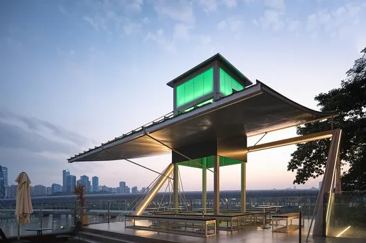 Elevating Heritage: A Poetic Rooftop Sanctuary in Chongqing's Mountain Alley