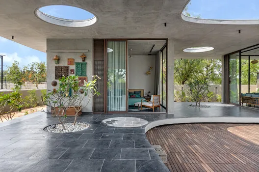 Tropical Modernism Reimagined: Deciphering the Interplay of Climate, Labor, and Power