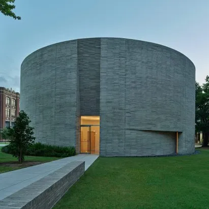 探索神秘圓形聖所：Trahan Architects 以磚木構築新奧爾良大學教堂