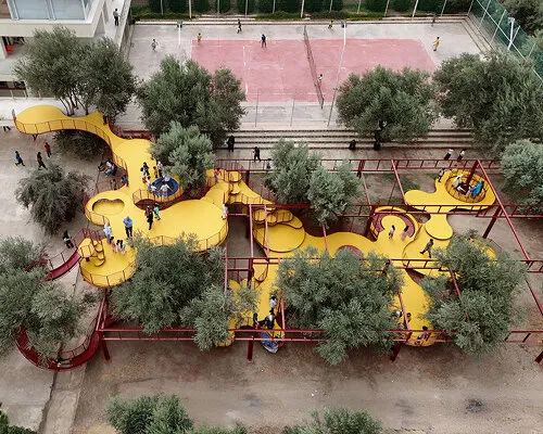橄欖園中的黃金樂章：ZAV Architects 創塑層次交疊的模組化遊樂場