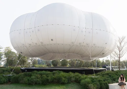 Ephemeral Grandeur: Kinetic Clouds Transform Urban Commercial Landscapes