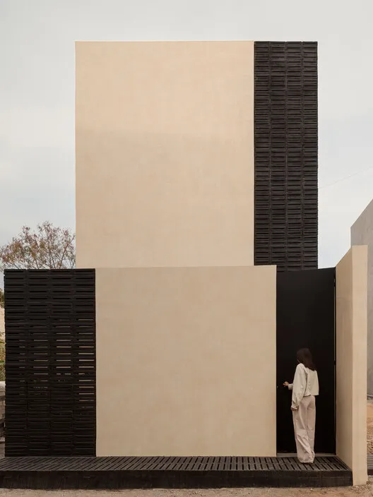 Monumental Poetics on a Compact Lot: How Wido Arquitectos Forges Strength and Sobriety in the City