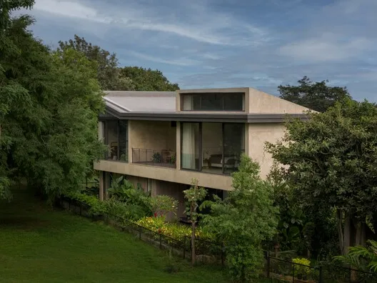 Stone & Serenity: A Bangalore Home Designed for Artful Contemplation Amidst Verdant Fairways