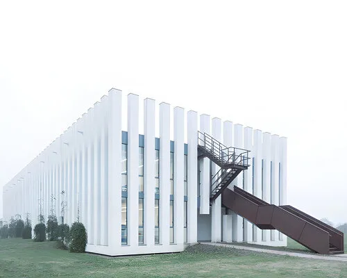 Parma's Rhythmic Façade: Vertical Pillars Echo Nature in an Italian Primary School's Design
