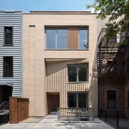 Pliskin Architecture's Brooklyn Rowhouse: Redefining Urban Living with a Distinctive Brick Threshold