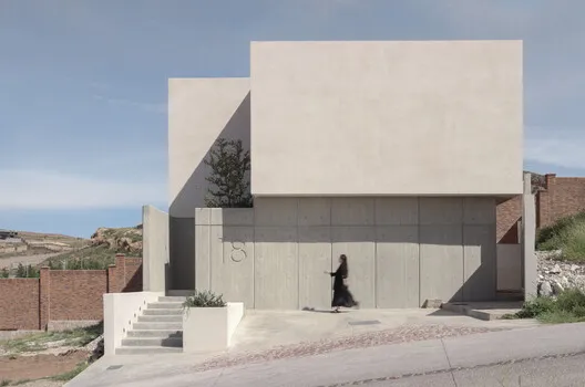 House eighteen: A Contemporary Poetic Serenity of Courtyard Architecture
