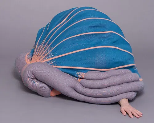Adaptive Forms: Luna Haverkorn's Knitted Sculptures Redefine User Interaction