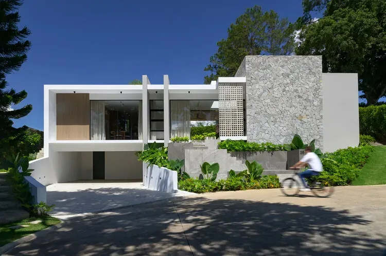 Casa L.A.: A Study in Site-Specific Harmony and Integrated Living