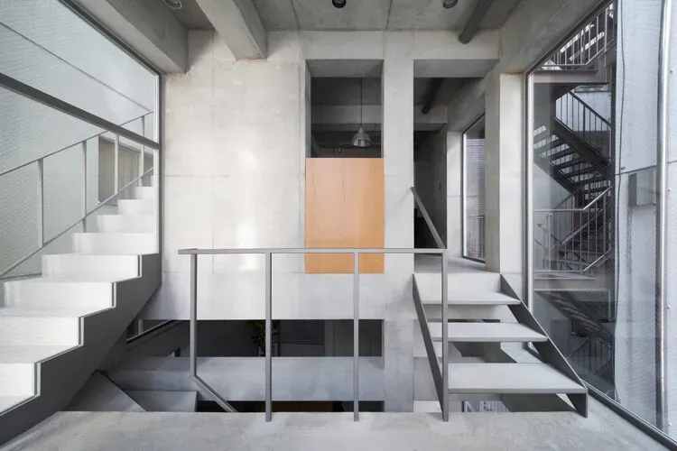 Redefining Form: Concrete's Emancipated Role in a Narrow Tokyo Site