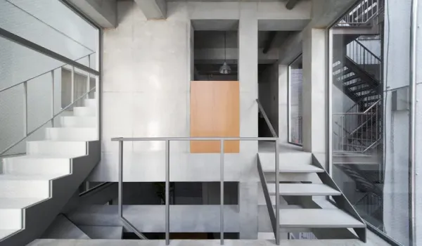 Redefining Form: Concrete's Emancipated Role in a Narrow Tokyo Site