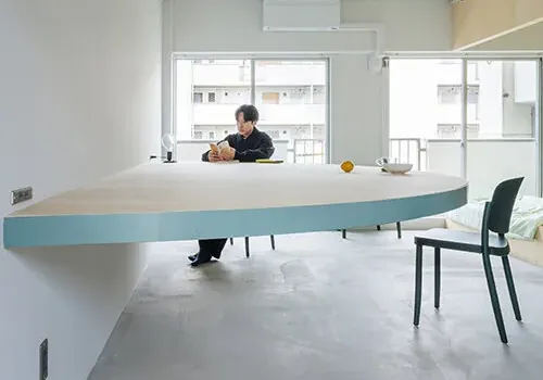 TATO Architects 翻轉京都閒置空間：以巨型半圓桌重塑共居美學