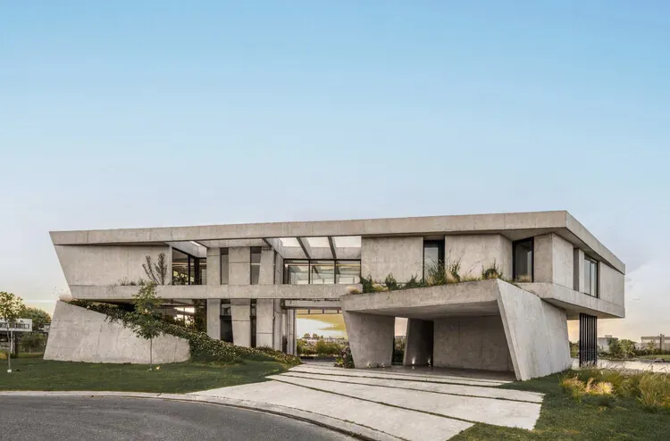 Beyond Boundaries: Casa Lomadas – A Folded Concrete Overture to Nature