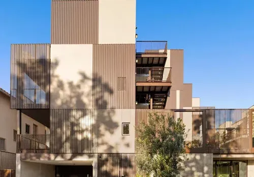 西好萊塢的雕塑之聲：SPF:architects 以古銅波紋金屬重塑多戶住宅立面