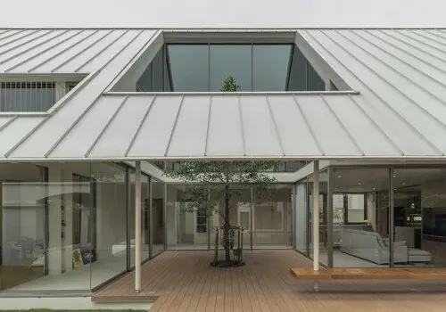 Bangkok's Verdant Courtyard Retreat: A Serene Dialogue Between Heritage and Modernity